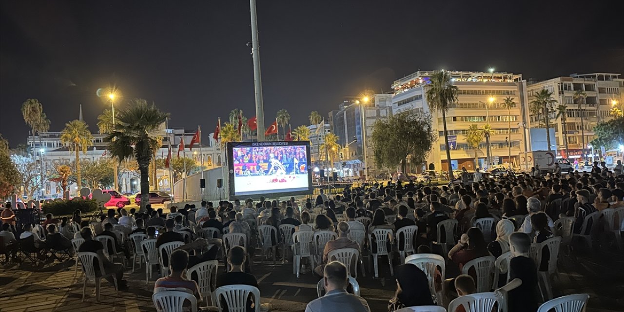 Galatasaray-Beşiktaş maçı İskenderun'da dev ekrandan izlendi