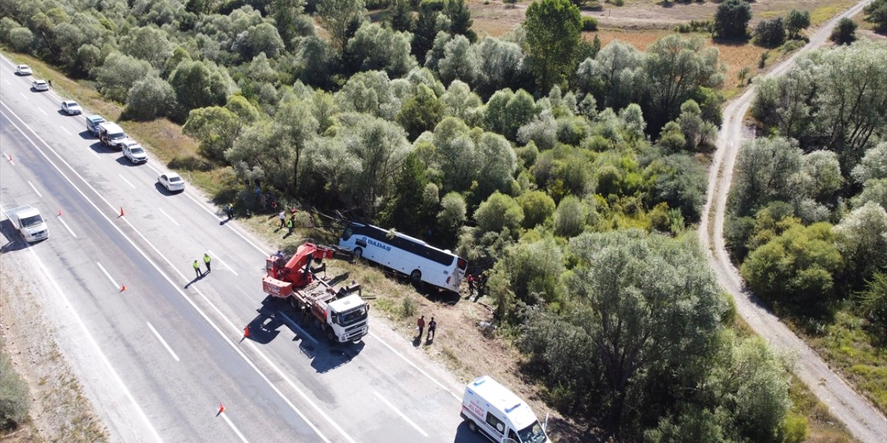 GÜNCELLEME 2 - Erzincan'da yolcu otobüsünün devrildiği kazada 1 kişi öldü, 40 kişi yaralandı