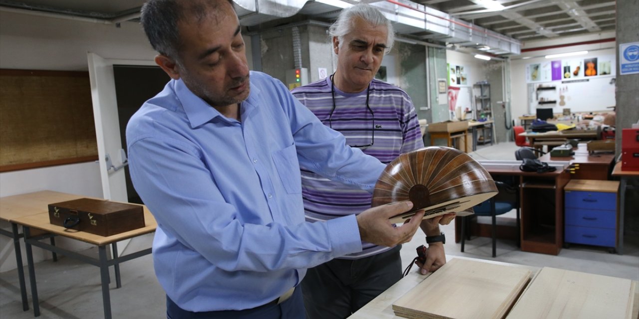 Akademisyenler konservatuvardaki atölyede hem sanat öğretiyor hem de çalgı üretiyor