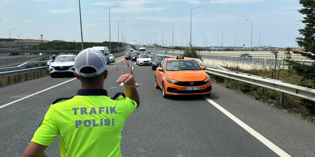 Arnavutköy'de devrilen minibüs trafiği olumsuz etkiledi