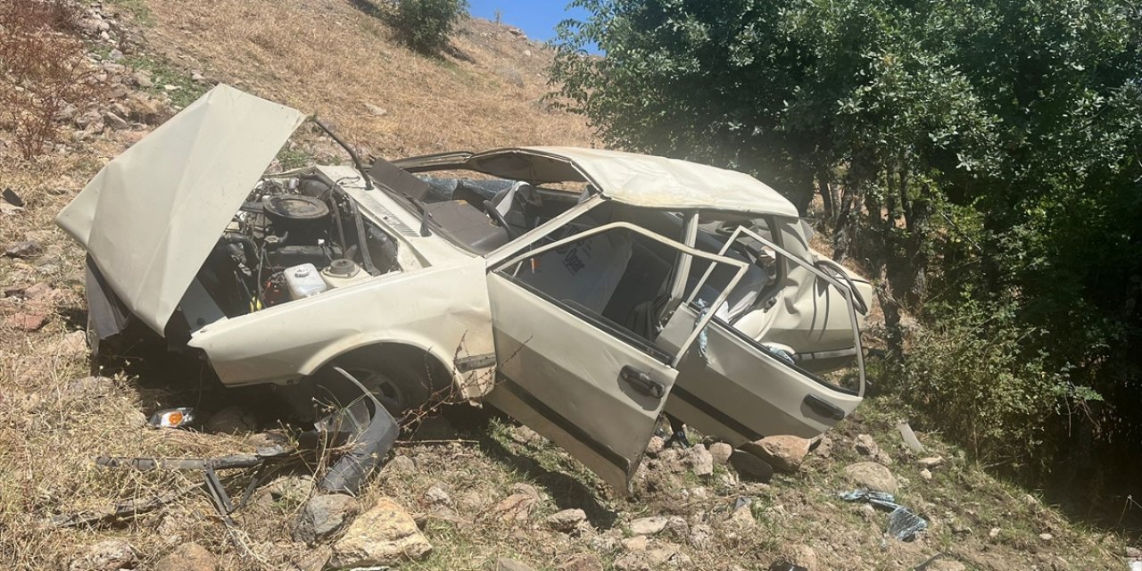 Bingöl'de şarampole devrilen otomobildeki 5 kişi yaralandı