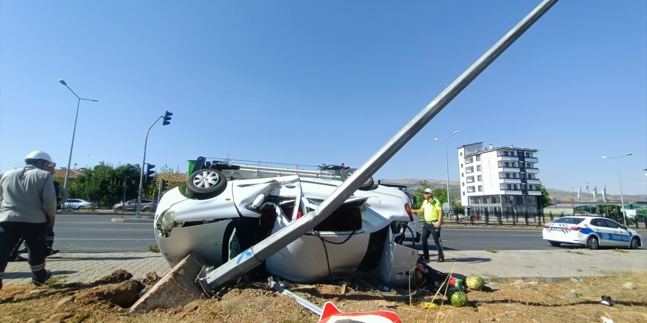 Bingöl'de aydınlatma direğine çarpan otomobildeki 4 kişi yaralandı