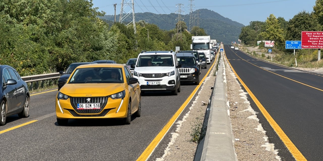 Anadolu Otoyolu’ndaki çalışma nedeniyle D-100 kara yolu Bolu Dağı geçişinde yoğunluk yaşanıyor