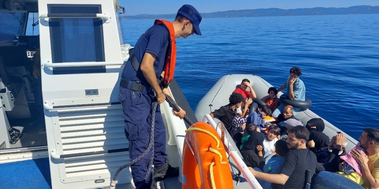 Ayvalık açıklarında 18 düzensiz göçmen kurtarıldı