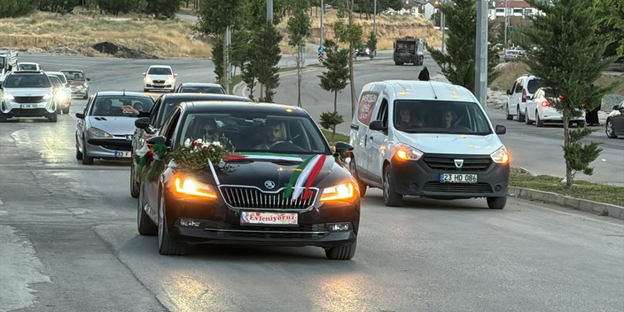 Elazığ'da evlenen çift gelin arabasına Filistin bayrağı astı