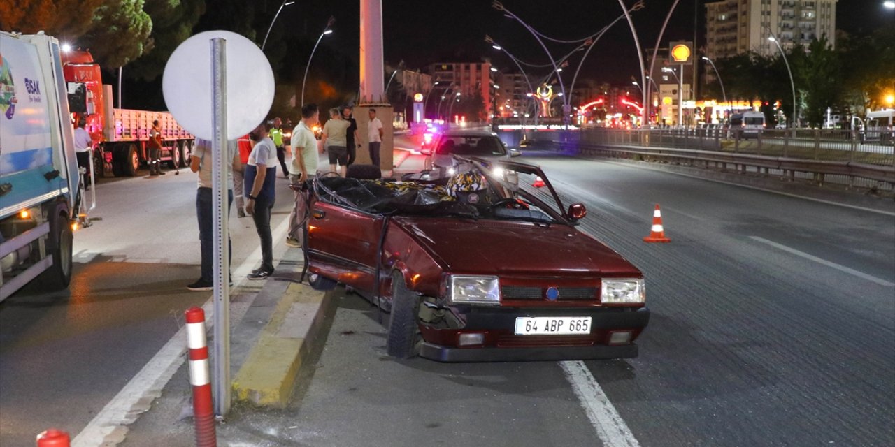 Uşak'ta otomobilin tırın dorsesine çarptığı kazada 1 kişi öldü