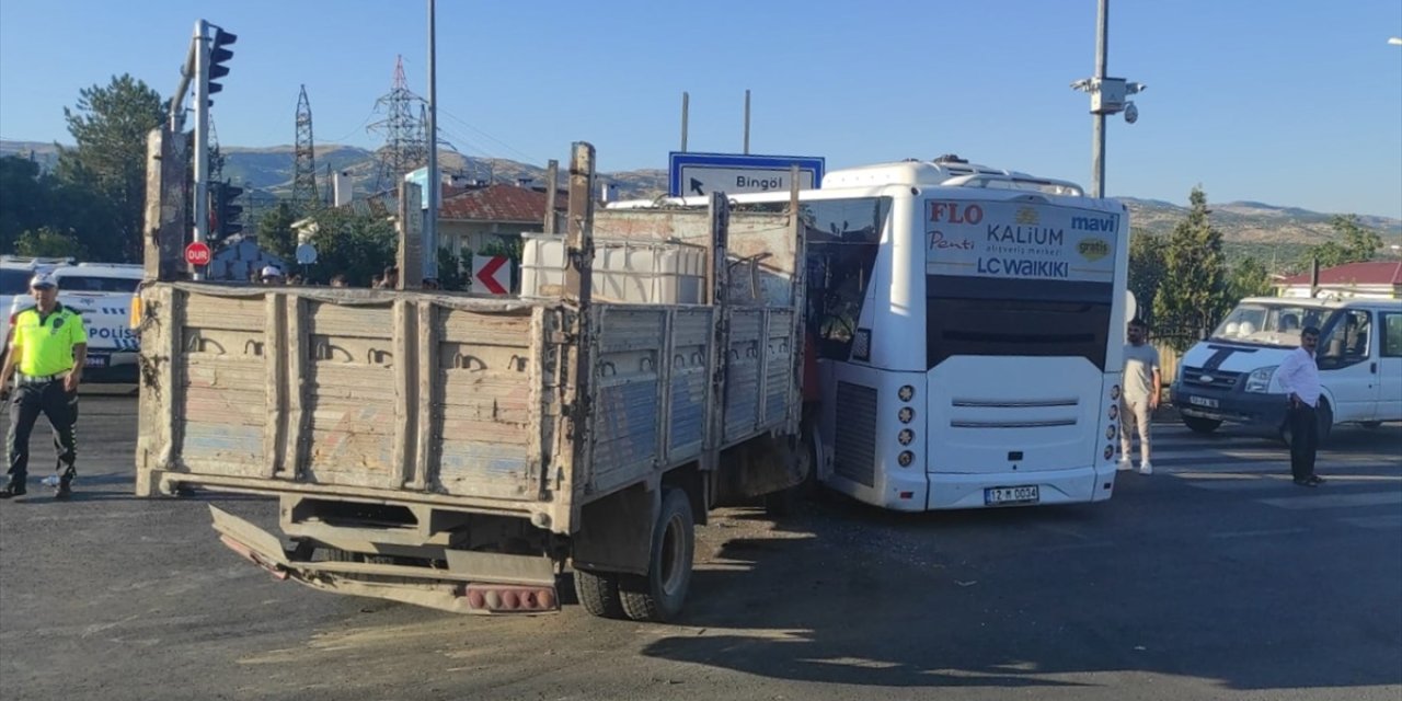 Bingöl'de özel halk otobüsü ile kamyonun karıştığı kaza anı araç kamerasında