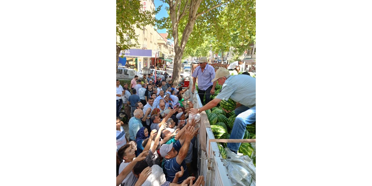 Tokat'ta bir üretici vatandaşlara tır dolusu karpuz dağıttı