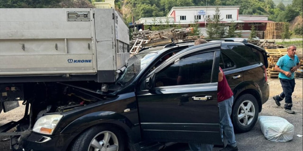 Giresun'da park halindeki tıra çarpan otomobildeki 3 kişi yaralandı