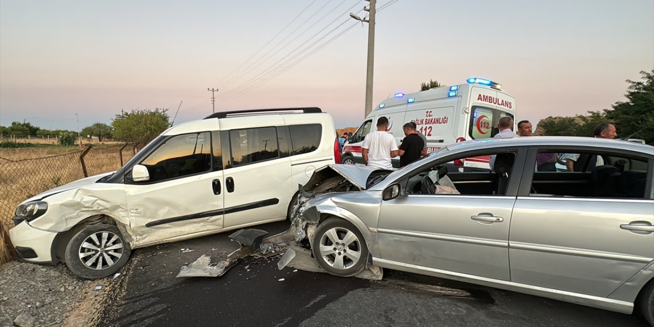 Elazığ'da hatif ticari araç ile otomobilin çarpışması sonucu 6 kişi yaralandı