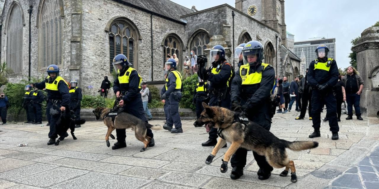 İngiltere'nin Plymouth kentinde polis, aşırı sağcılara köpeklerle müdahale etti