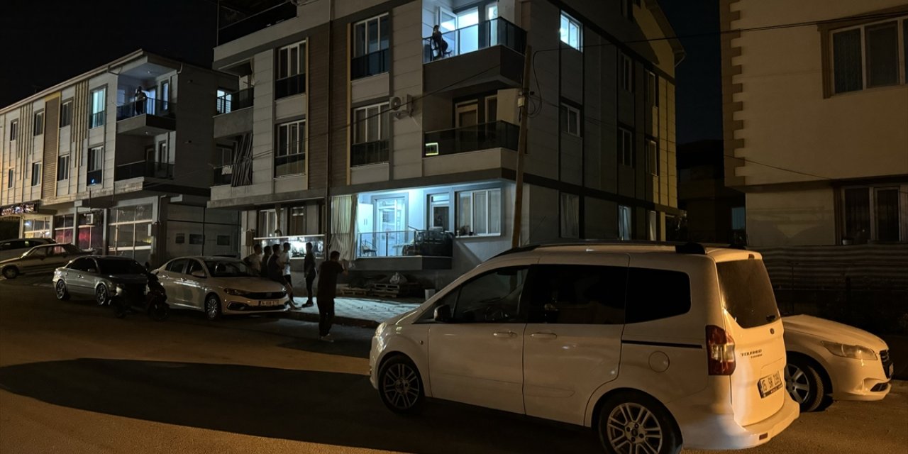 Burdur'da silahlı kavgada balkonda oturan çift yaralandı