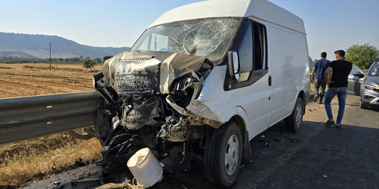 Hatay'da traktörle panelvan çarpıştı, 1 kişi öldü, 2 kişi yaralandı