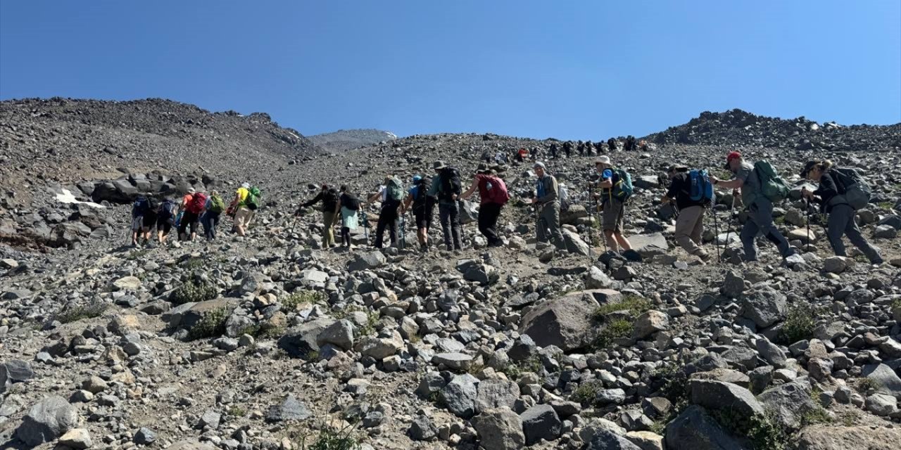 Ağrı Dağı'nda buzulların ardı gün doğumu