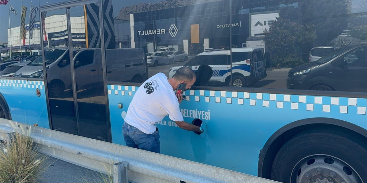 Antalya'da halk otobüsünde şoförle tartışan yolcu anahtarı alıp kaçtı