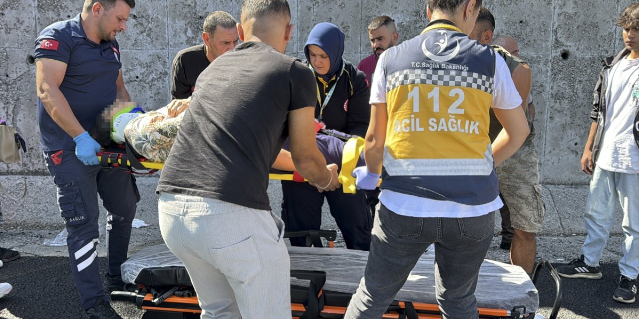 Anadolu Otoyolu'nda tıra çarpan otomobildeki 3 kişi yaralandı