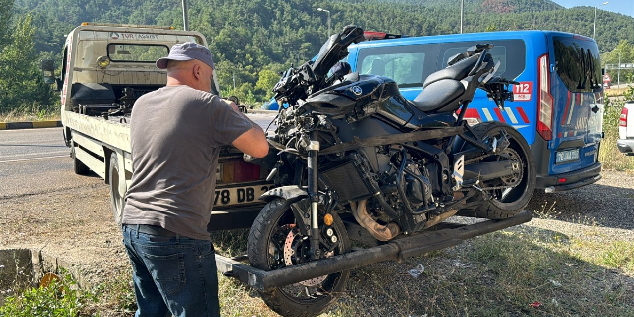 Karabük'te motosikleti devrilen sürücü, araçların çarpması sonucu öldü