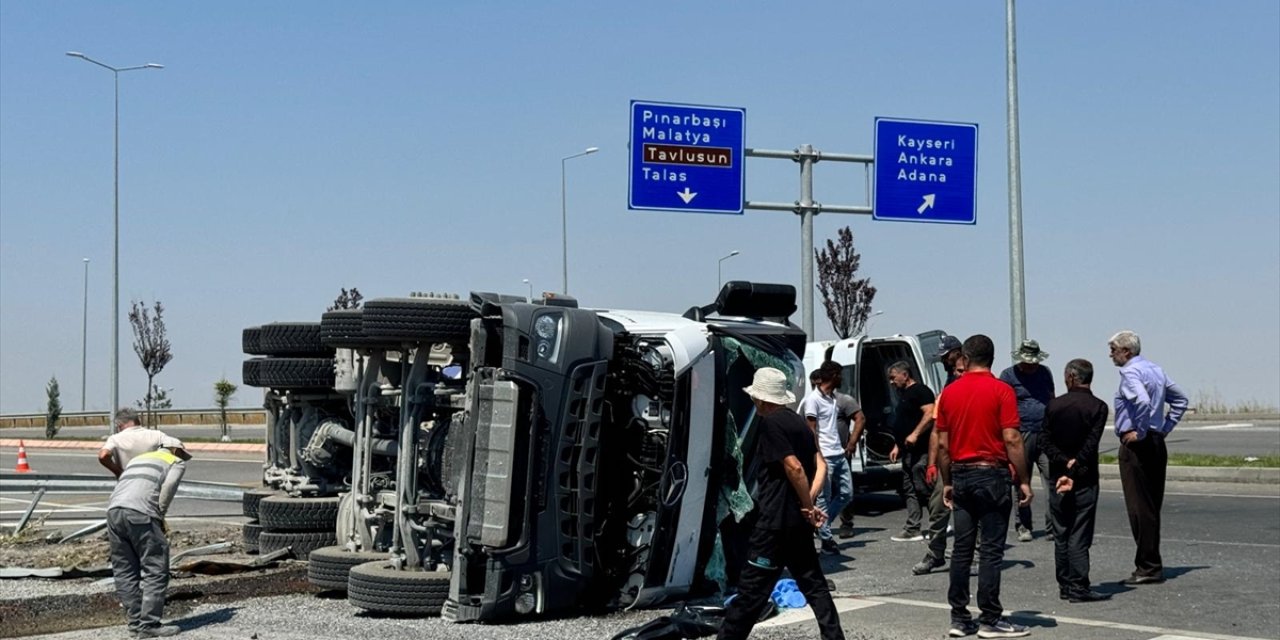 Kayseri'de devrilen beton mikserinin sürücüsü öldü