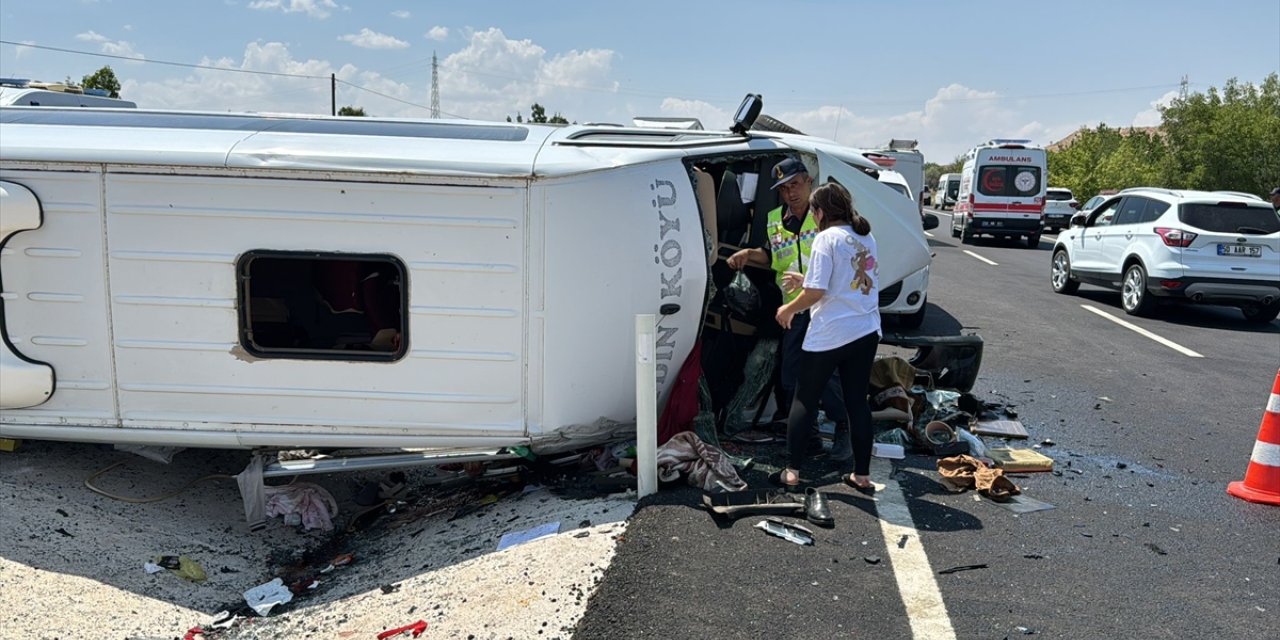 Nevşehir'de minibüs ile otomobilin çarpıştığı kazada 13 kişi yaralandı