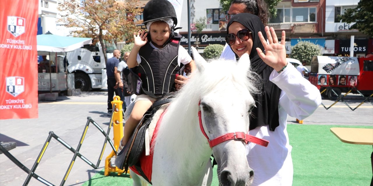 Niğde'deki "Pony Club" etkinliğinde çocuklar ata bindi