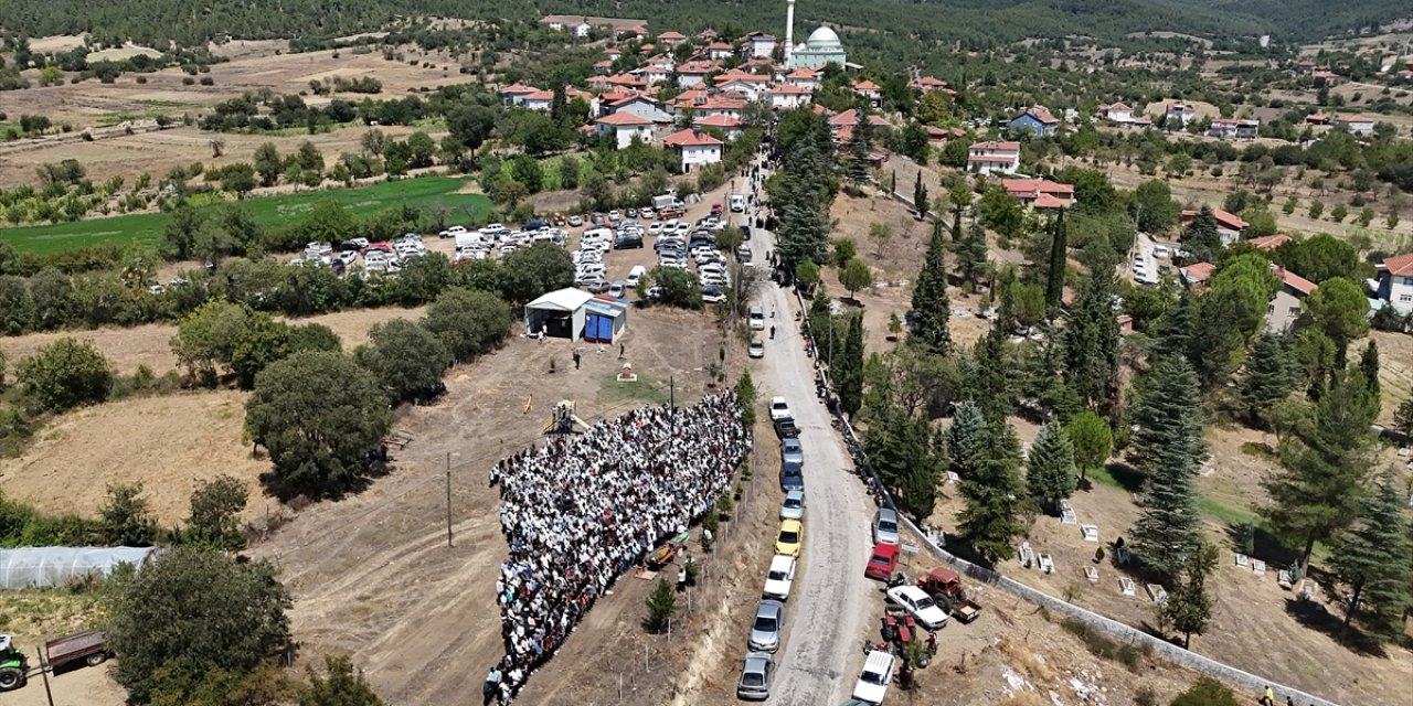 Kütahya'da düğün gecesi trafik kazasında ölen çiftin cenazeleri defnedildi