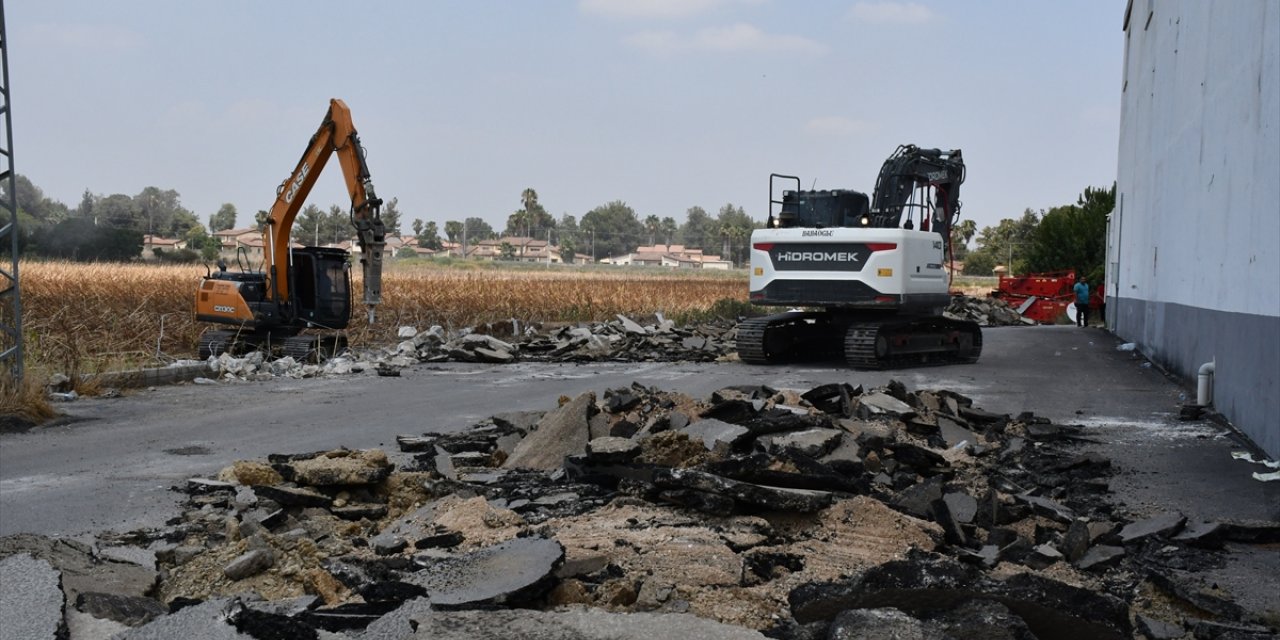 Adana'da bir kişi tapulu arazisinden geçtiğini iddia ettiği yolu ulaşıma kapattı