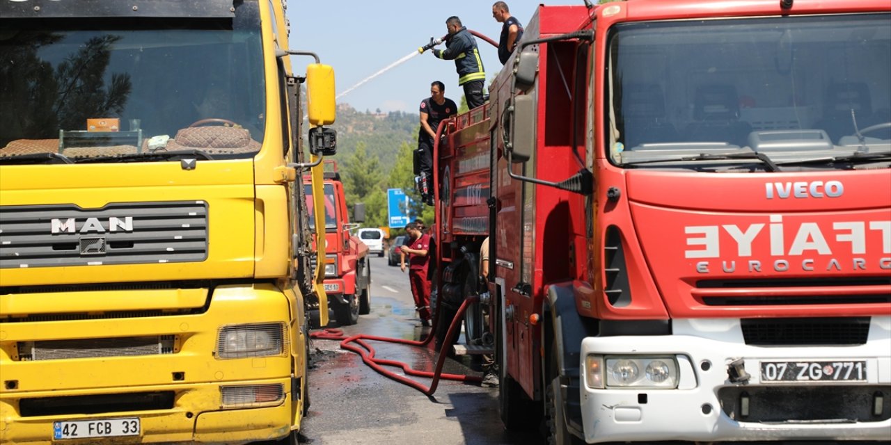 Antalya'da seyir halindeki tırda çıkan yangın söndürüldü