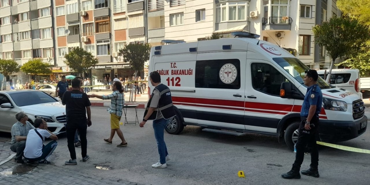 Manisa'da iş yeri önünde silahlı saldırıya uğrayan kişi öldü