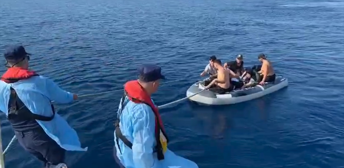 Çanakkale'nin Ayvacık ilçesi açıklarında 30 düzensiz göçmen karaya çıkarıldı