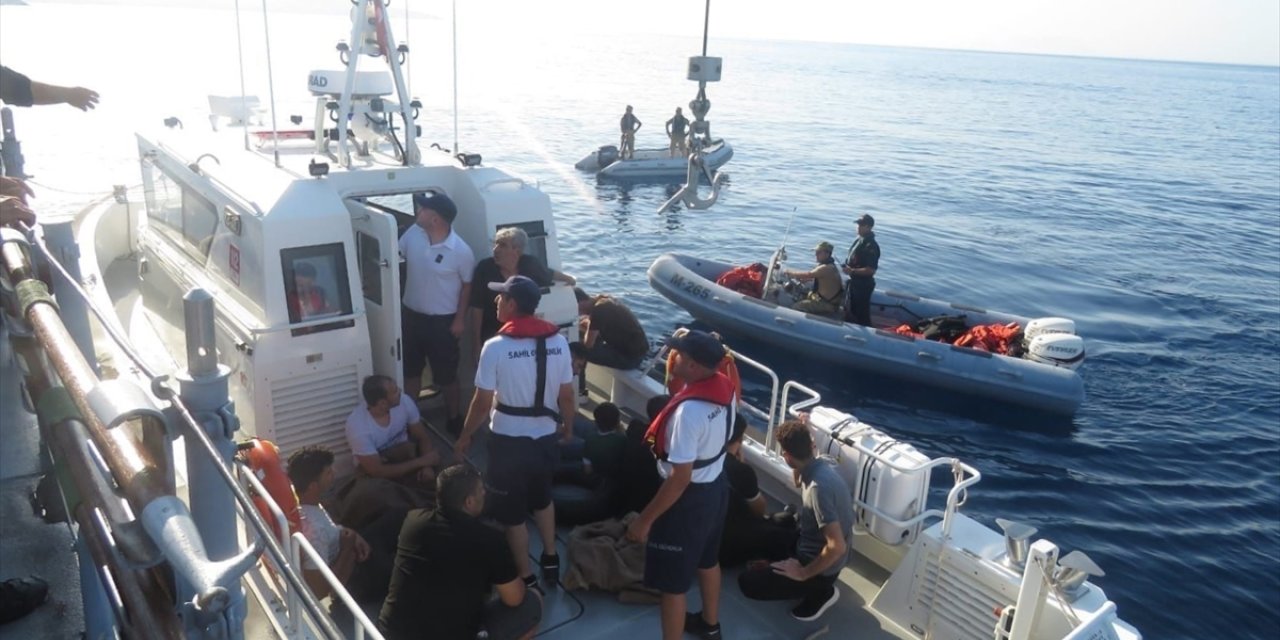 Çeşme açıklarında batan bottaki düzensiz göçmenler kurtarıldı