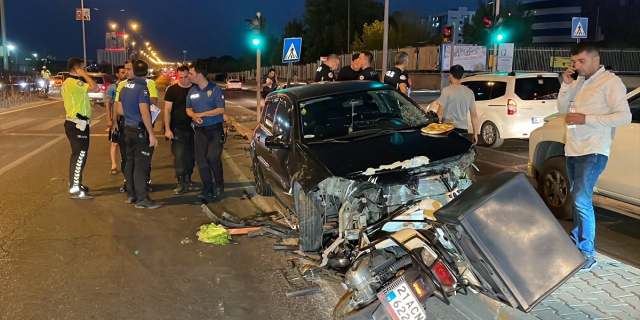 Diyarbakır'da otomobil, motosiklet ve yayalara çarptı, 5 kişi yaralandı