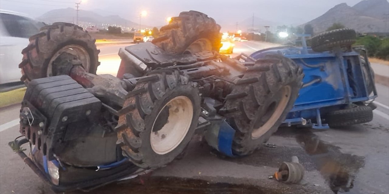 Adana'da otomobille traktörün çarpışması sonucu 3 kişi yaralandı