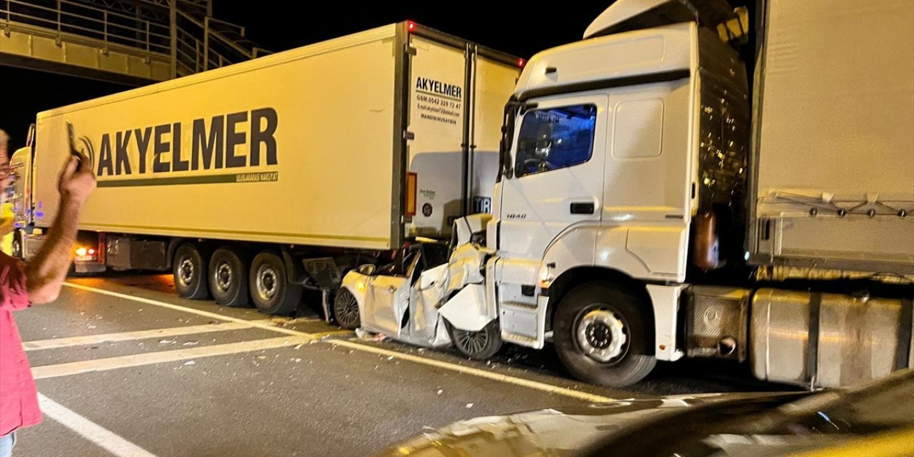 Erzurum'da 2 tırın arasında sıkışan otomobildeki 2 kişi yaralandı