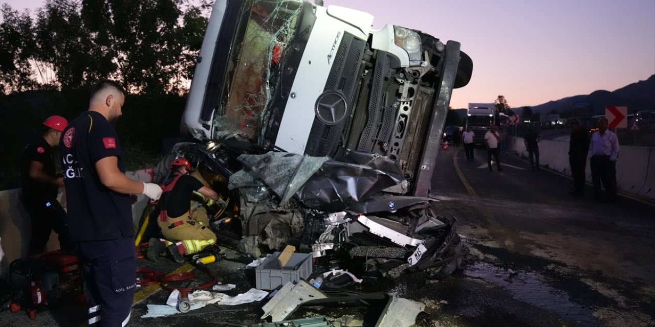 Bolu Dağı'nda zincirleme kazada tırın altında kalan otomobilin sürücüsü kurtarıldı