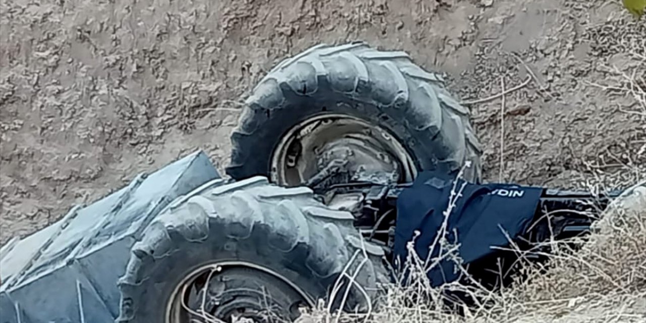 Aydın'da devrilen traktördeki çift öldü, çocukları yaralandı