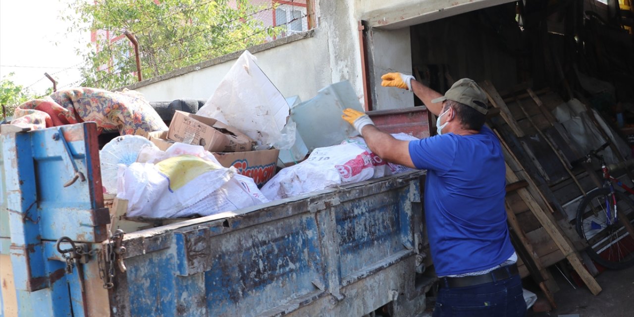 Samsun'da bir evden 4 römork çöp çıkarıldı