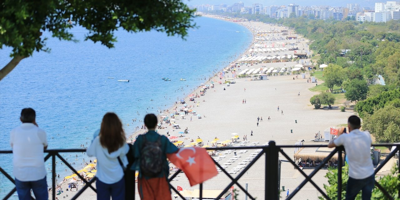 Antalya sahillerinde sıcak hava yoğunluğu