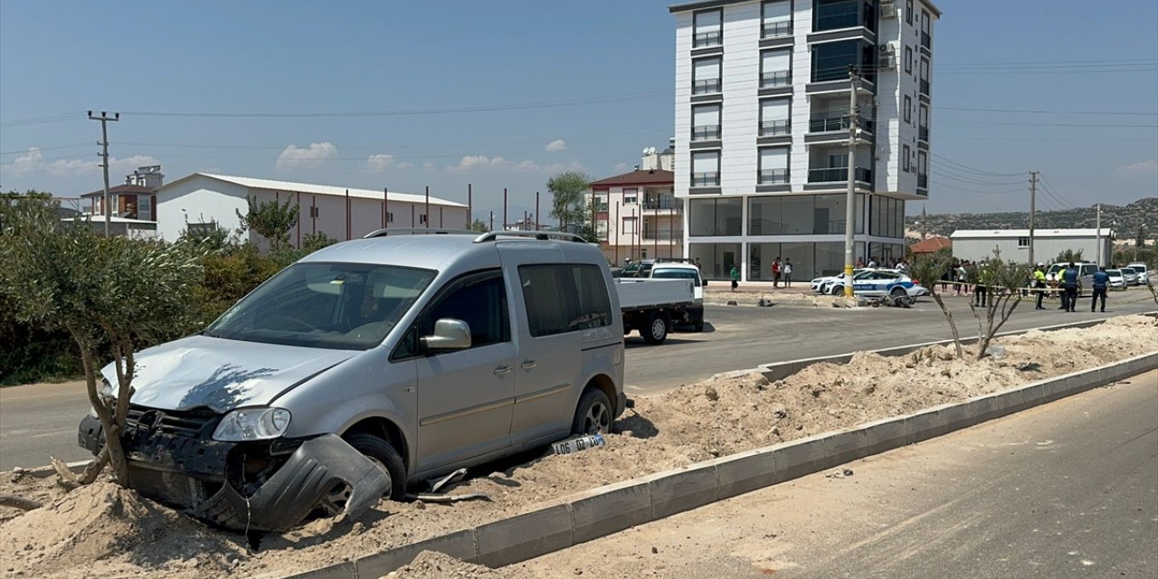 Antalya'da otomobil ile motosikletin çarpıştığı kazada 1 kişi öldü, 1 kişi yaralandı