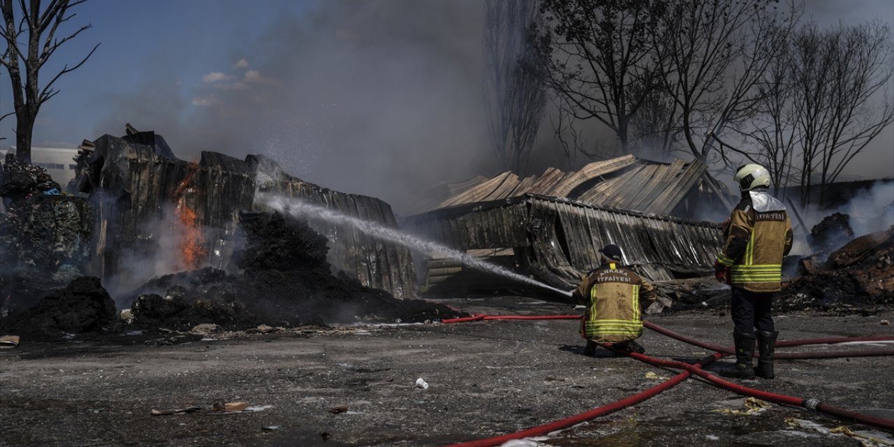 Ankara'da geri dönüşüm fabrikasında çıkan yangına müdahale ediliyor