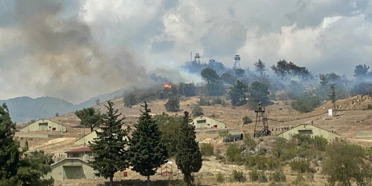 Sakarya'da askeri kışladaki ağaçlık alanda çıkan yangın kontrol altına alındı