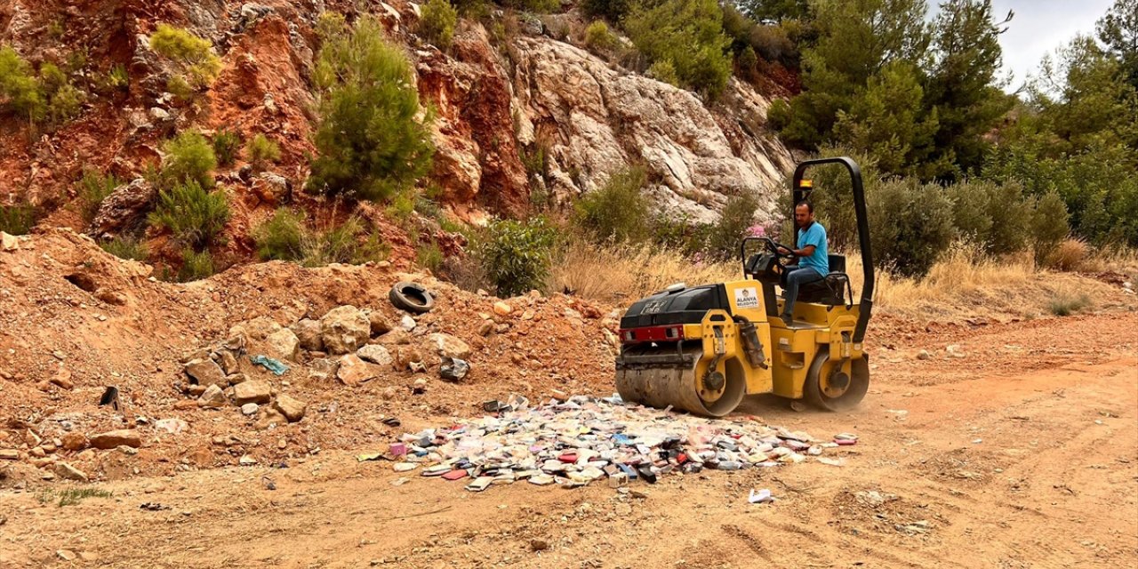 Alanya'da 7 bin 857 şişe sahte parfüm ele geçirildi