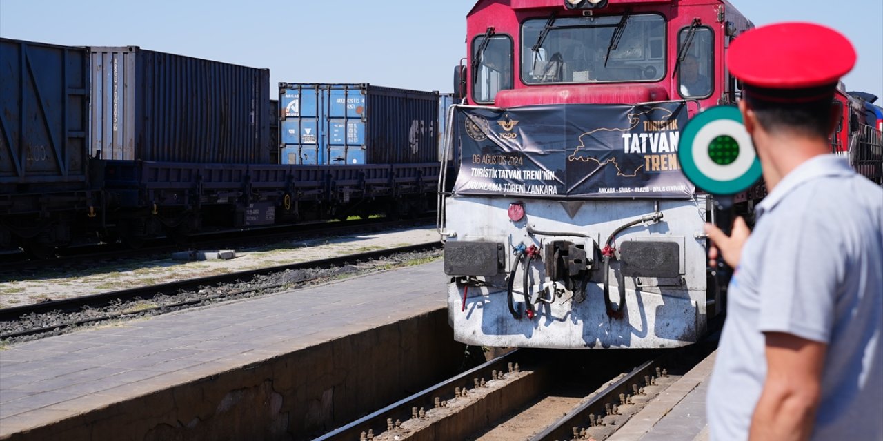 Turistik Tatvan Treni Elazığ'da mola verdi, yolcular şehri gezdi