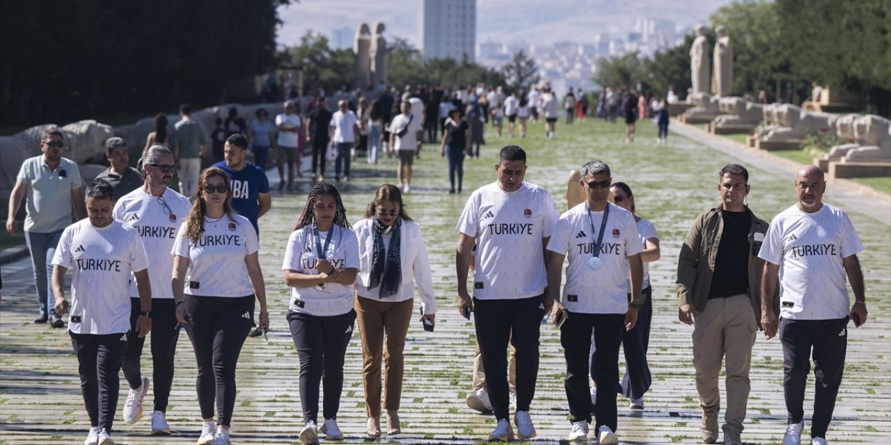 Paris 2024'e katılan milli atıcılar, Anıtkabir'i ziyaret etti