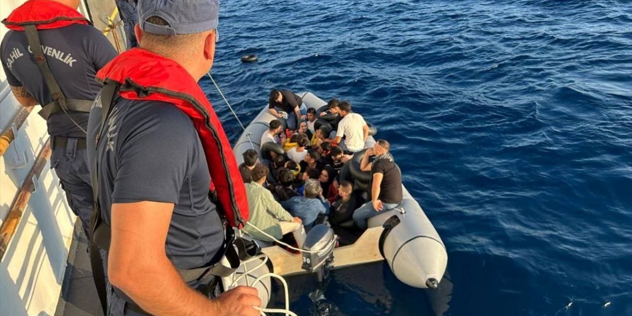 Çanakkale açıklarında 26 düzensiz göçmen yakalandı