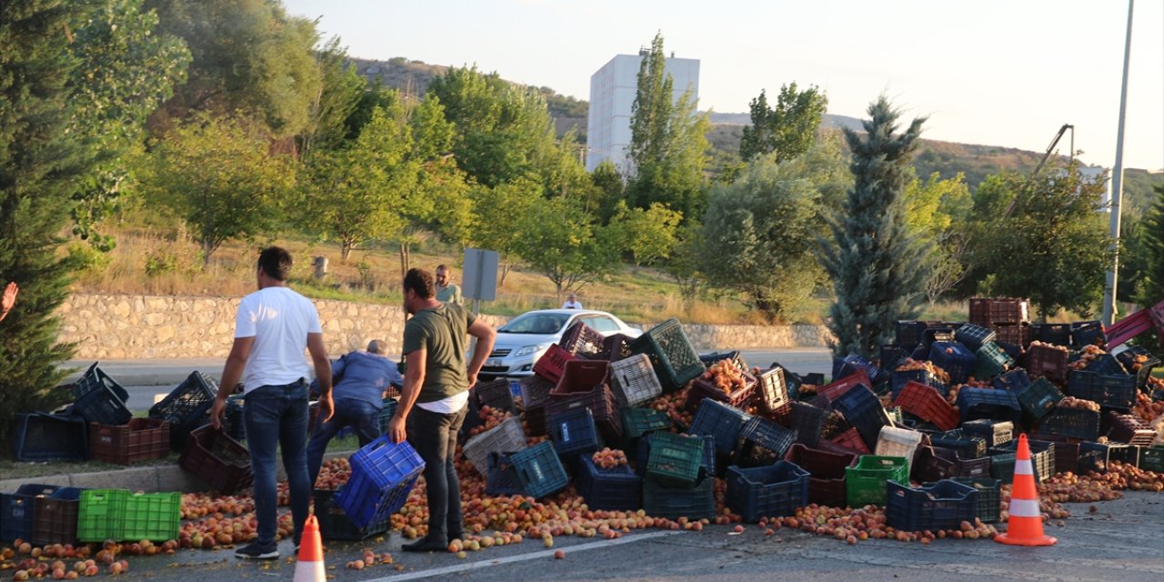 Tokat'ta kamyondan düşen kasalarca şeftali kara yoluna savruldu