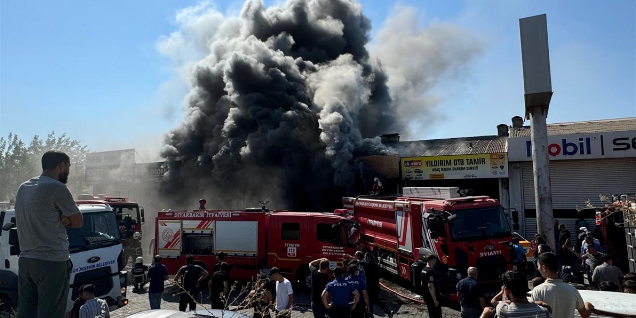 Diyarbakır'da 3. Sanayi Sitesi'nde çıkan yangına müdahale ediliyor