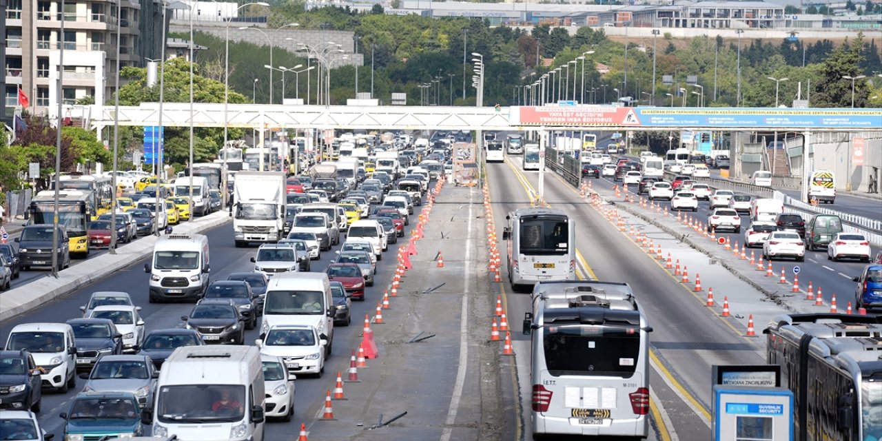 Bahçelievler ve Avcılar'da D-100 kara yolundaki çalışmalar trafiği aksattı