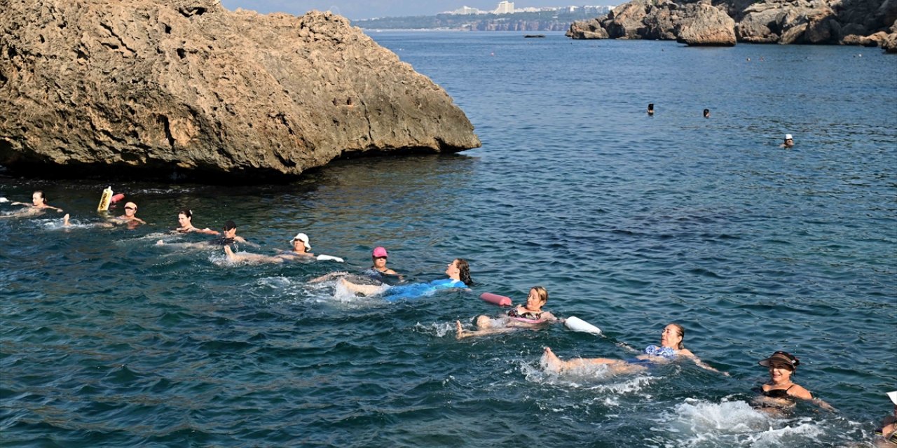 Antalya'da denizde yapılan su cimnastiği rağbet görüyor