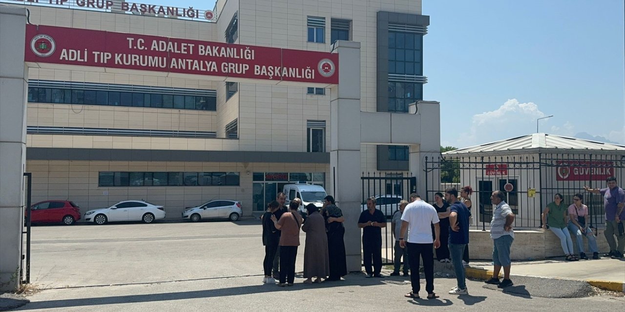 Antalya'da bir çekici bozuk taksiyi götürmek için gittiği yerde öldürüldü