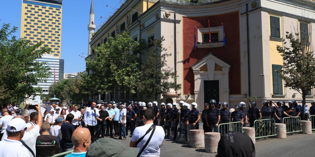 Arnavutluk'ta Belediye Başkanı Veliaj'a istifa çağrısı içeren protestolar sürüyor